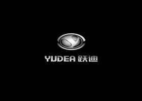 奔驰:三角车灯以及硕大LOGO